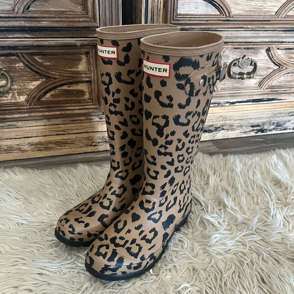 Hunter leopard boots size 5 women’s